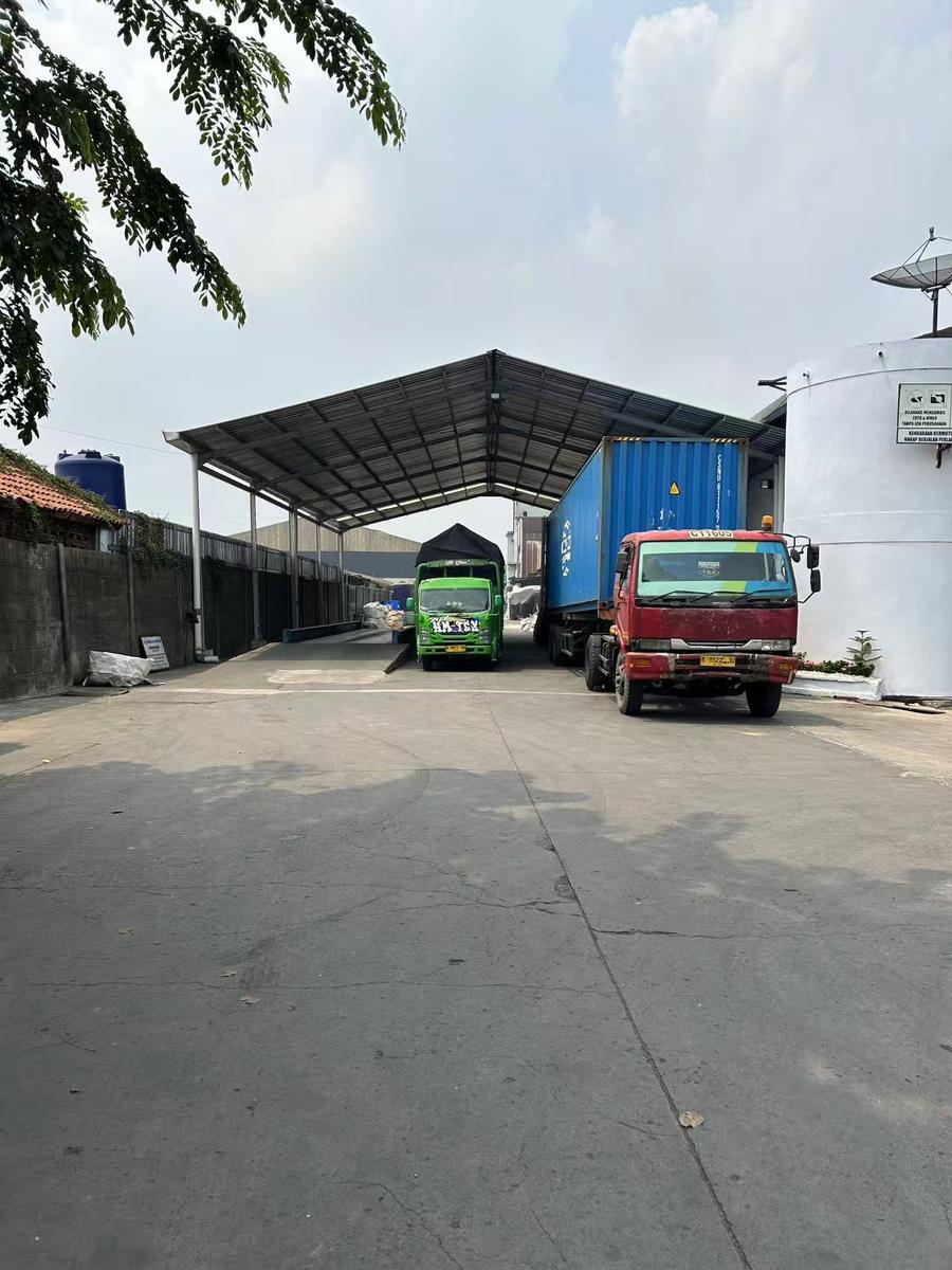 Loading recycled polyester fiber bales into an export container